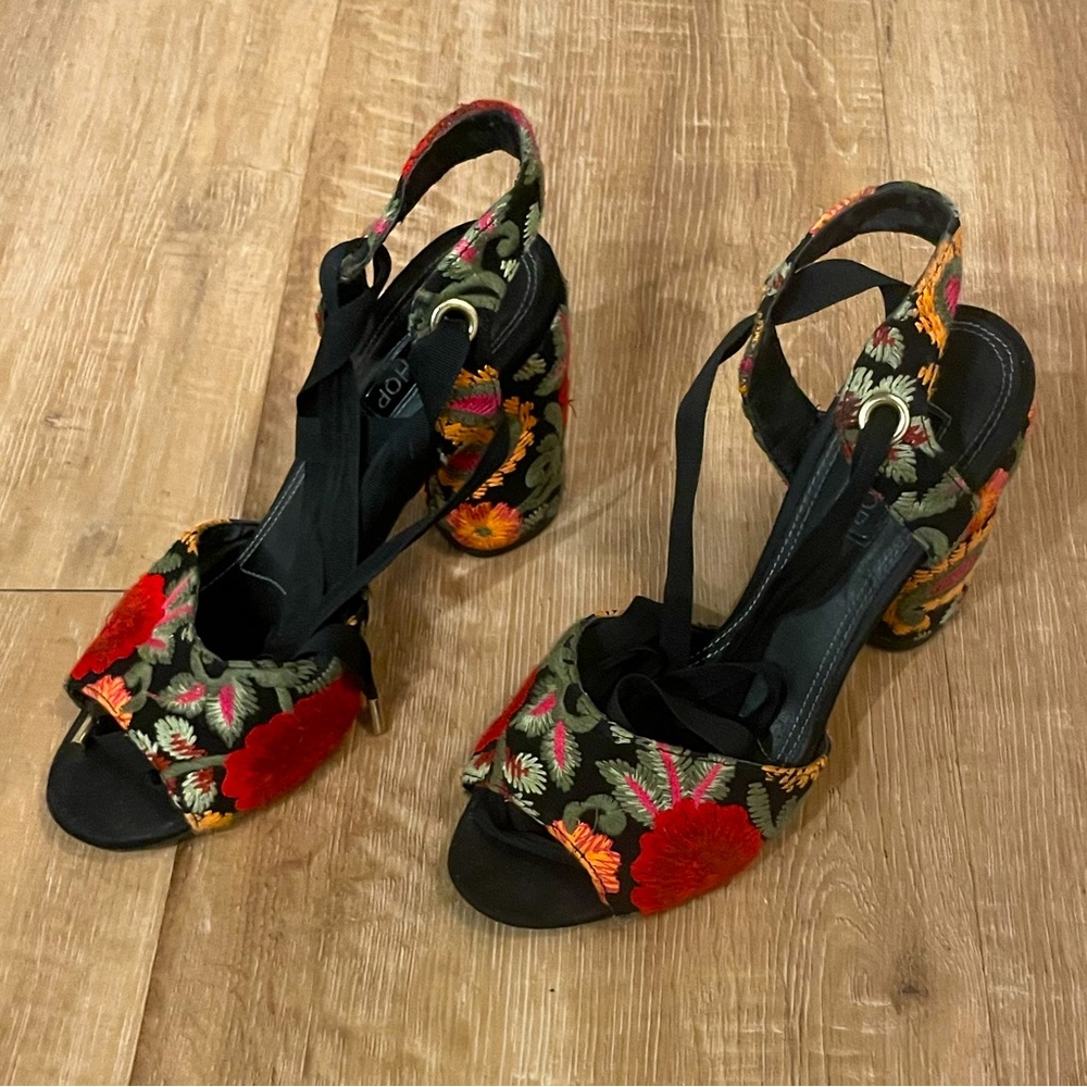 Embroidered heels - Picture 2 of 3
